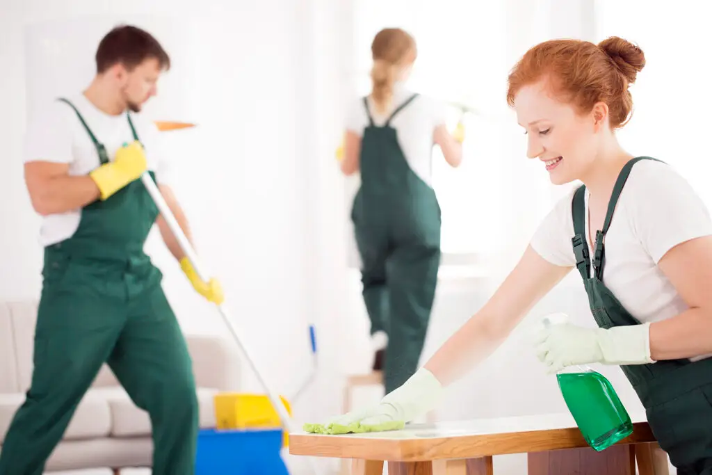 Een cleaning service door het team van Limas hygienics die een industriële reiniging uitvoert. Wilt u dat uw bedrijf spic en span schoon is? Limas hygienics zorgt hiervoor!